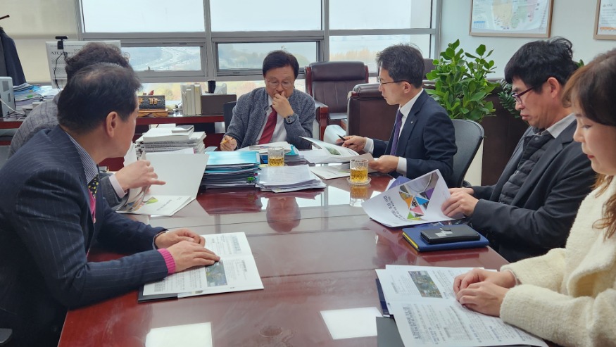 영주-3-2 유정근 영주시장 권한대행이 예결위 간사 박형수 의원에게 설명하고 있는 모습2.jpg